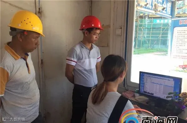 image-04-产业工人打卡下班