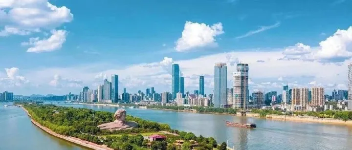 极生猛！长沙烈士公园的劳务集市，薪资直接底线见，换工大军频频摆手叹无奈。