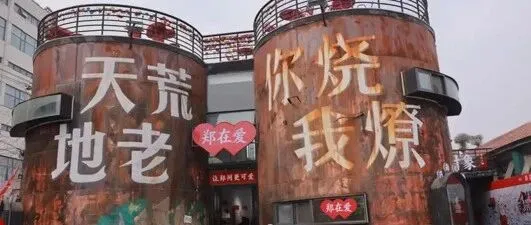 河南郑州二七的老厂街最近突然热闹起来，原来都是来看看那块即将拆走的老厂牌。