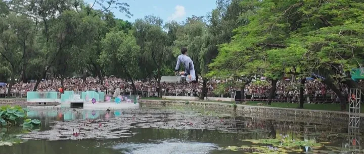 旧事文摘：深圳公园上演现实版“轻功水上漂”