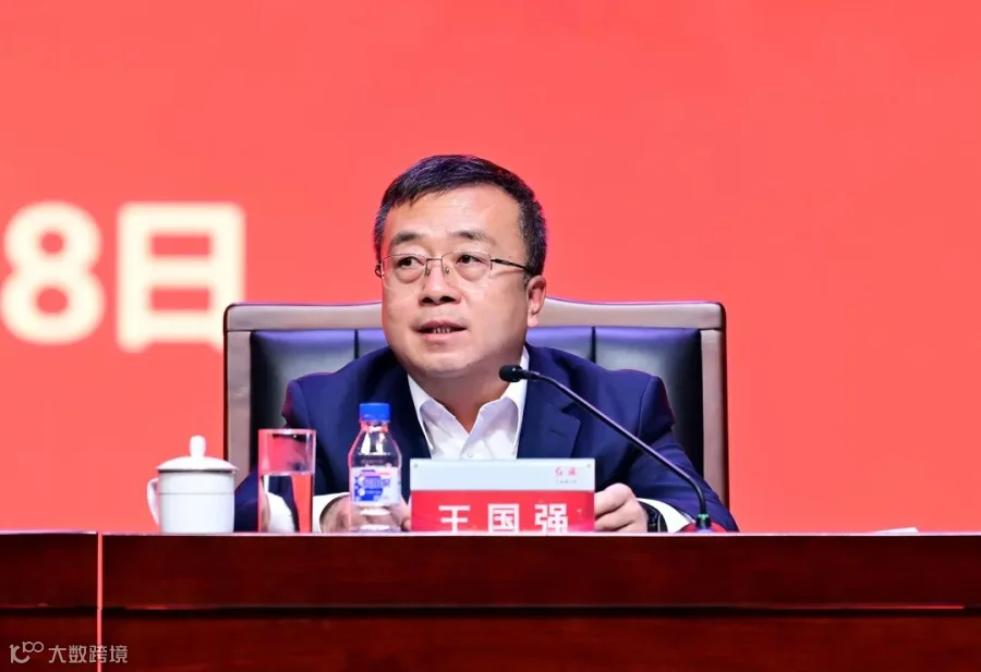 1.12月8日,学习宣传党的十九届六中全会精神吉林省“典型人物示范讲推动全会精神进企业”宣讲启动仪式在红旗会堂举行,王国强主持会议。.JPG