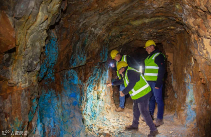 图片包含 户外, 男人, 走, 站

AI 生成的内容可能不正确。