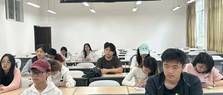 倾听学生心声，共促教学相长——云南工商学院文法学院文学系召开学生座谈会
