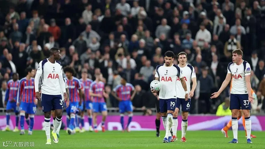 Tottenham players look dejected on the pitch during the defeat by Crystal Palace