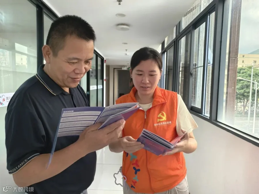 党员志愿者派发网络安全宣传折页(1).jpg