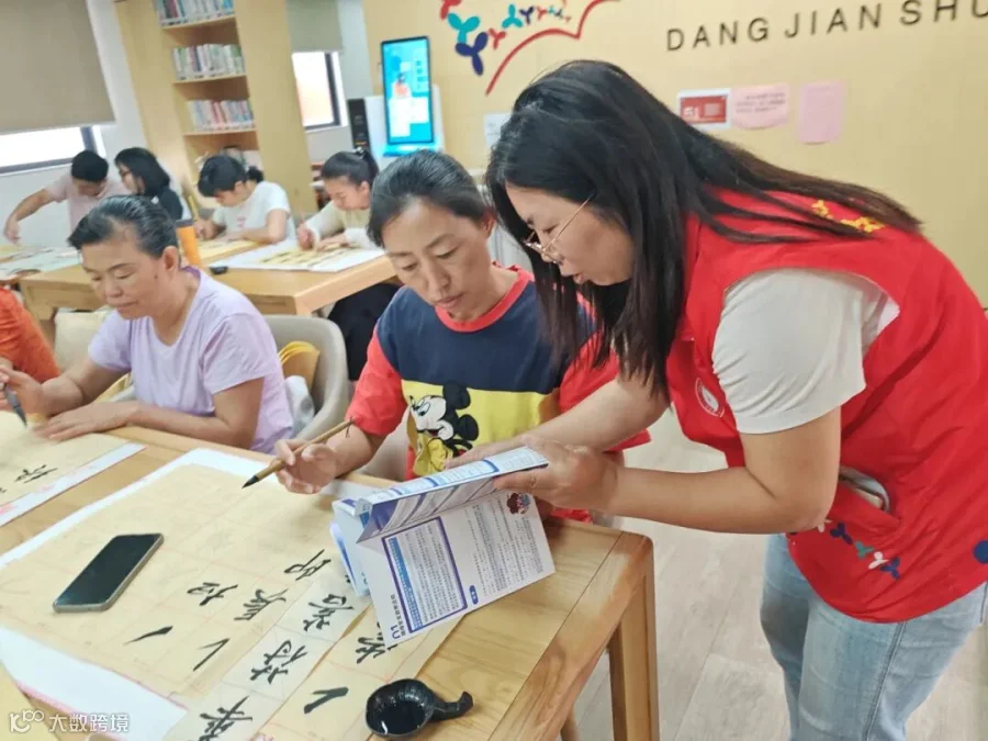 向参加社区活动居民讲述网络安全知识(1).jpg