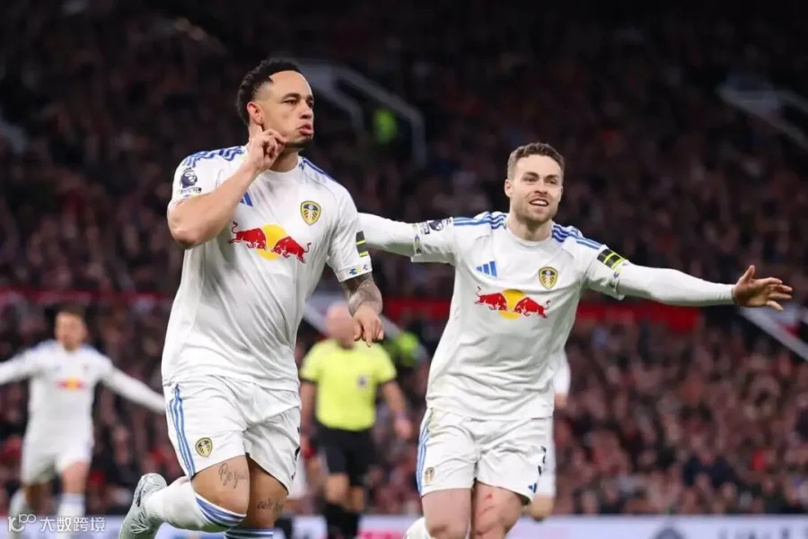 Man United 1 Leeds United 2: Okafor's decisive double – but was Martinez's  red for hair-pulling the right call? - The Athletic