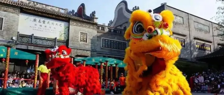 比利时一家人在佛山祖庙看舞狮表演，然后去岭南天地逛了一圈，感叹古今融合得太自然了