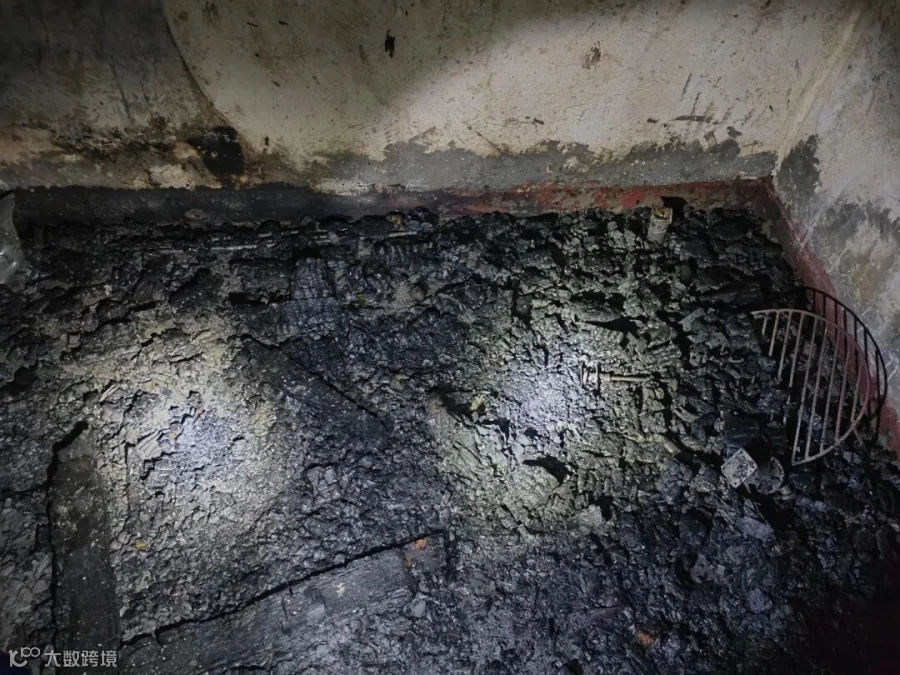 18、房间东南角地面炭化物.jpg