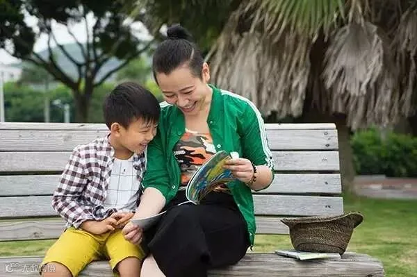 编辑区添加图片模板,点击图片区域可以更换图片。