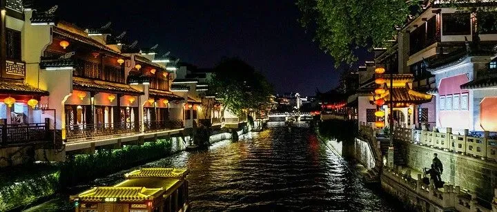 嘉兴“月河历史街区”的夜景，灯笼倒映水中，比西塘更精致，且少商业化。