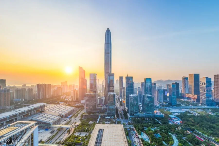 黄昏中的深圳金融区天际线.jpg