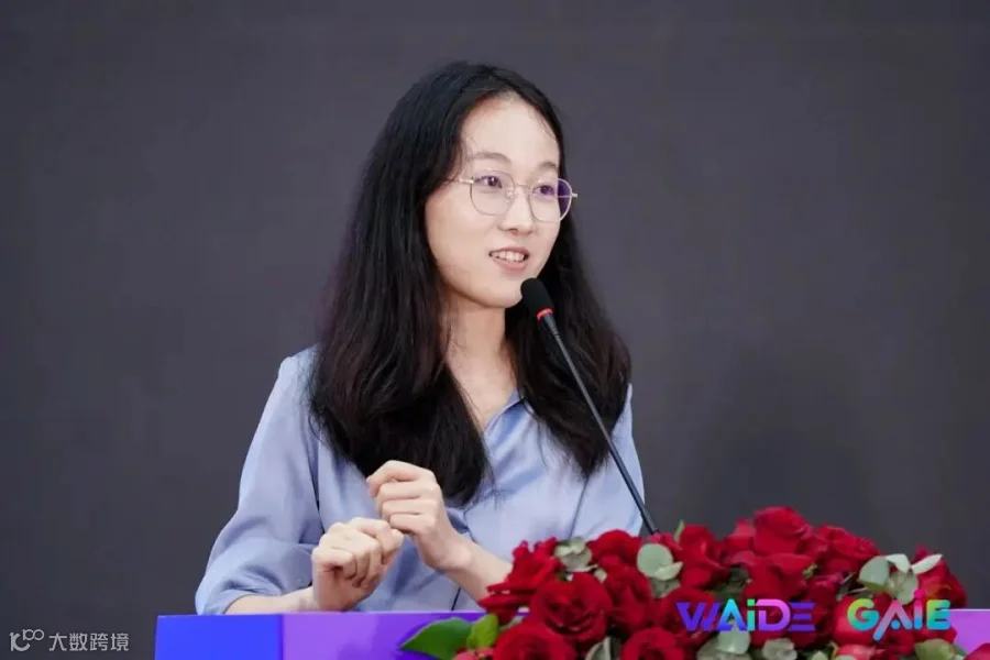 这张图呈现的是正式活动的发言场景