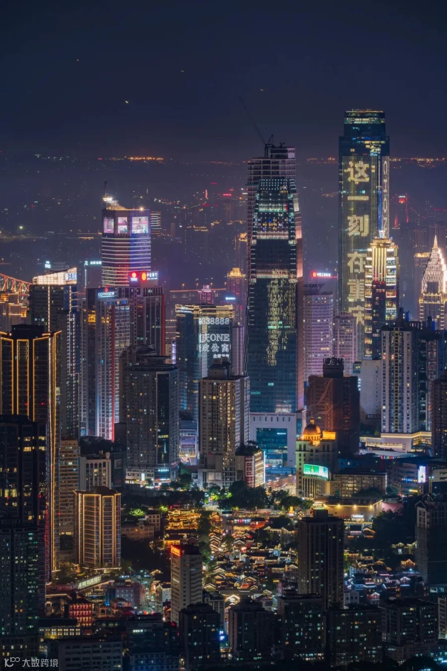 《渝中霓虹》+周兴建+17623350828+重庆渝中夜景，灯火与高楼交织的赛博浪漫。+2024年9月7日南坪+雾冬渝中_副本.jpg