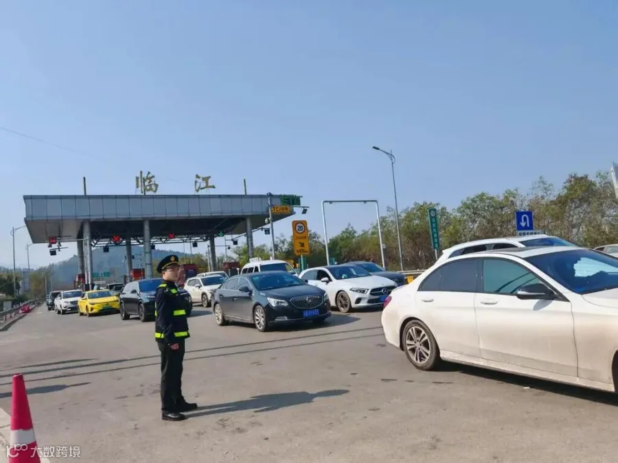 执法队员引导车辆通行。受访者供图