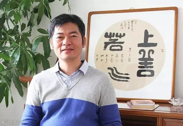 编辑区添加图片模板,点击图片区域可以更换图片。