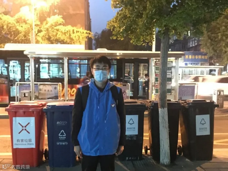 科委团员参与桶前值守15.jpg
