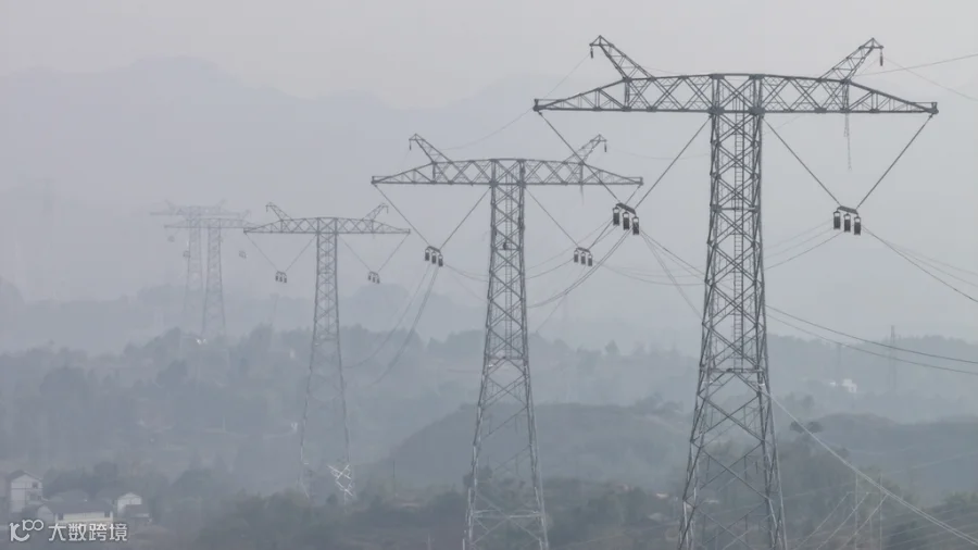 哈密-重庆±800千伏特高压直流输电工程（重庆段）线路通道。通讯员 陈明月 摄