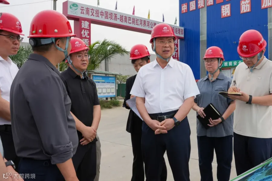 图1、赵瑞君在中国坝洒—越南巴刹红河界河公路大桥项目点调研.jpg