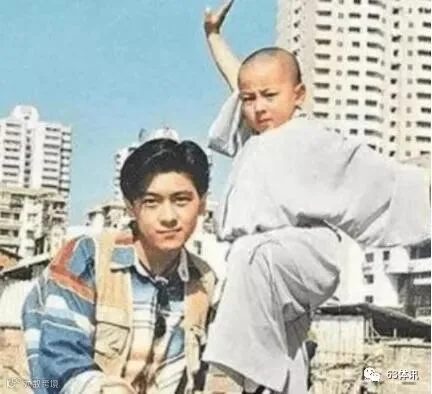 有一种合影叫:你年轻我还小,我长大了你还年轻