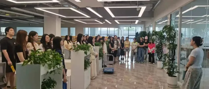 走进产业一线 锚定就业方向｜辽科大学子赴鞍山跨境电商综试区开展企业参访活动