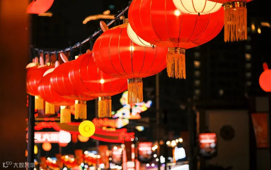 摄图网_507608729_上海豫园元宵灯会夜景灯笼(企业商用).jpg