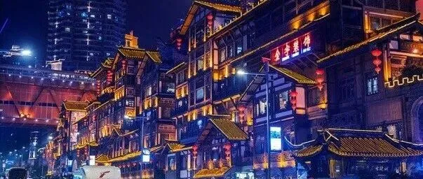 重庆洪崖洞夜景被抖音捧红，我在拥堵地图里发现了一个更残酷的真相——困住的不是车流，是你想逃离却动弹不得的假期。