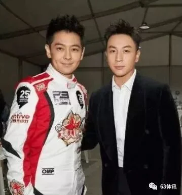 有一种合影叫:你年轻我还小,我长大了你还年轻