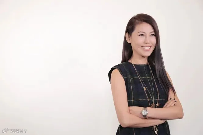 女人穿着黑色衣服

AI 生成的内容可能不正确。