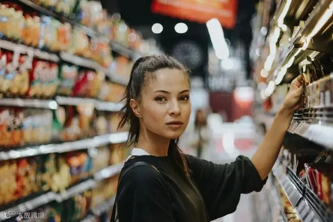 肖像,商店,人,购物,超市,杂货店,女人,女孩,女人,女士,年轻人,马尾辫,长发,深褐色,室内,新的,2018,现在,下载我,电影看