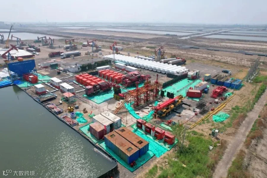 冀东油田压裂施工现场。王翔 摄.jpg