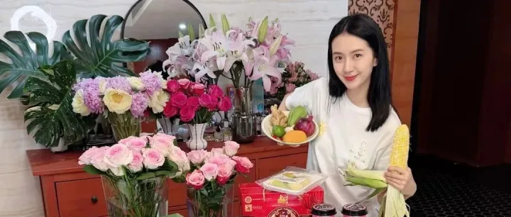 许龄月直播花式夸曲靖好货：这是我从小就吃的