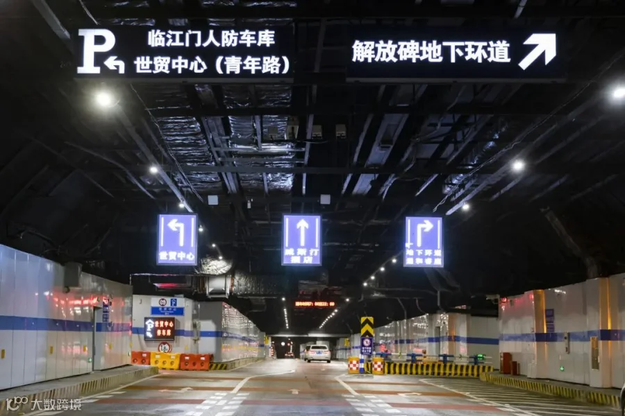 图为解放碑地下环道。.jpg