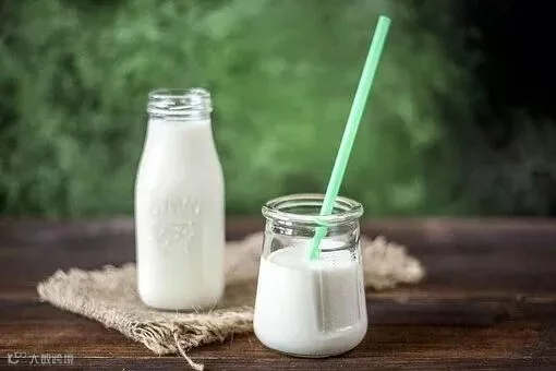 milk-3231772__340.webp.jpg