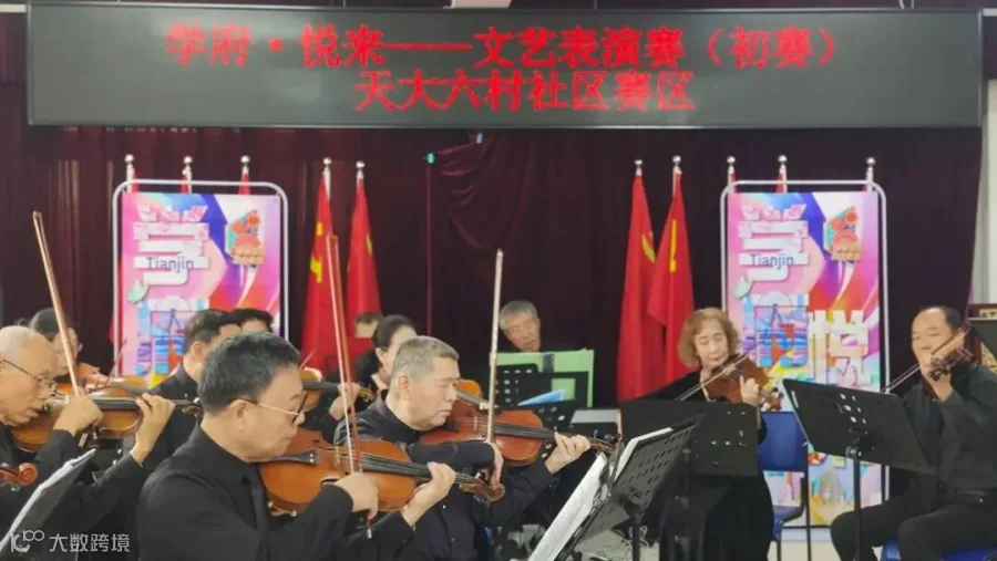 一群人在台上表演的人倒一边的照片

AI 生成的内容可能不正确。