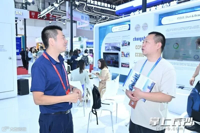 出海服务企业在现场交流。