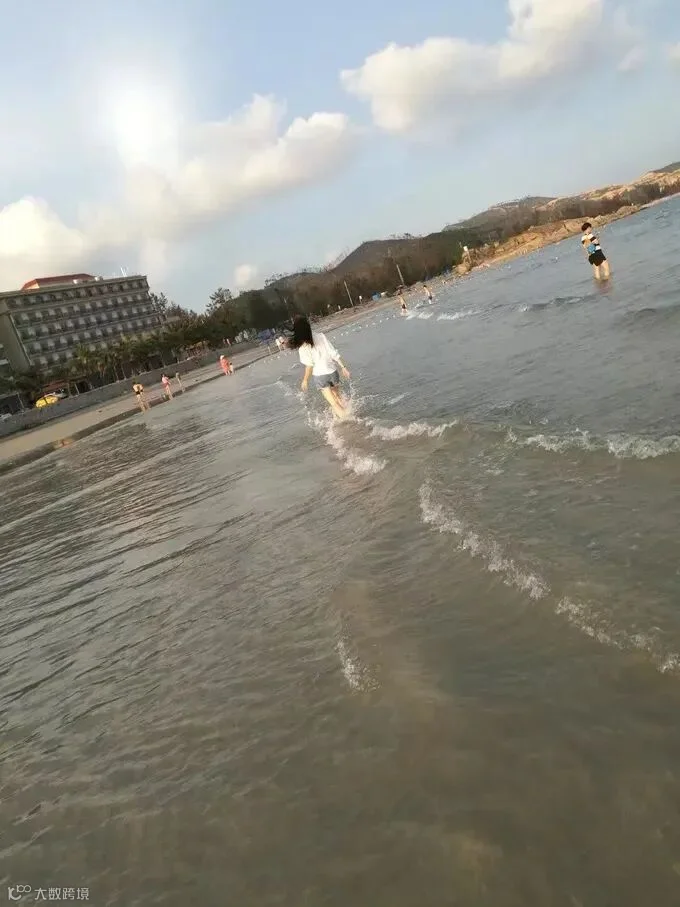 海边踏浪图