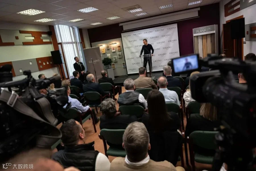Lehet, hogy egy kép erről: egy vagy több ember, szerkesztőség és szöveg