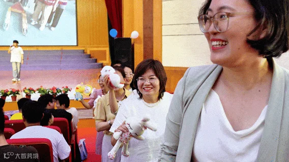 教师扔礼物2.gif