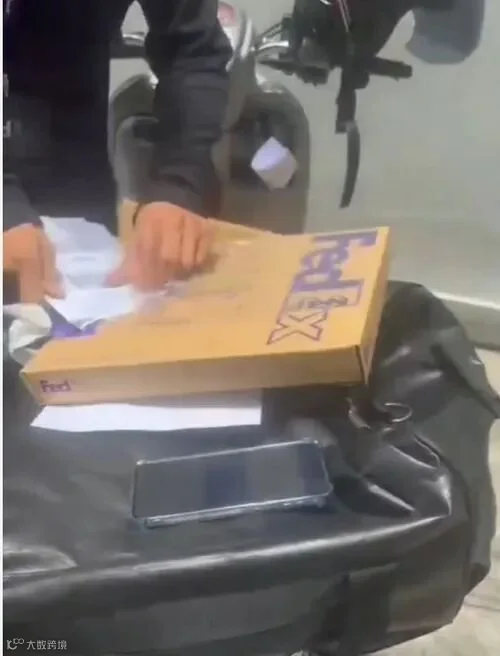 FEDEX发票运单放入发票袋