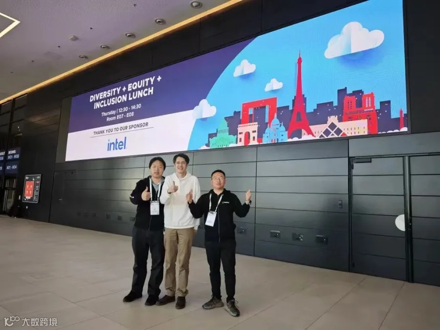 张潇和李孟轩在 2025 年 KubeCon 法国