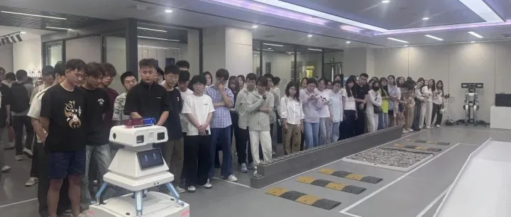 兰州信息科技学院六百名师生走进信息港公司开展现场教学