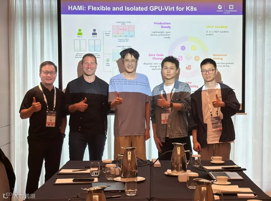 李孟轩在 2025 年 KubeCon 香港与 CNCF CTO 交流