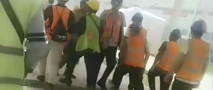 中国劳工被骂“抢饭碗”！千名工人“包场”印尼工地，本地人日薪54元靠边站