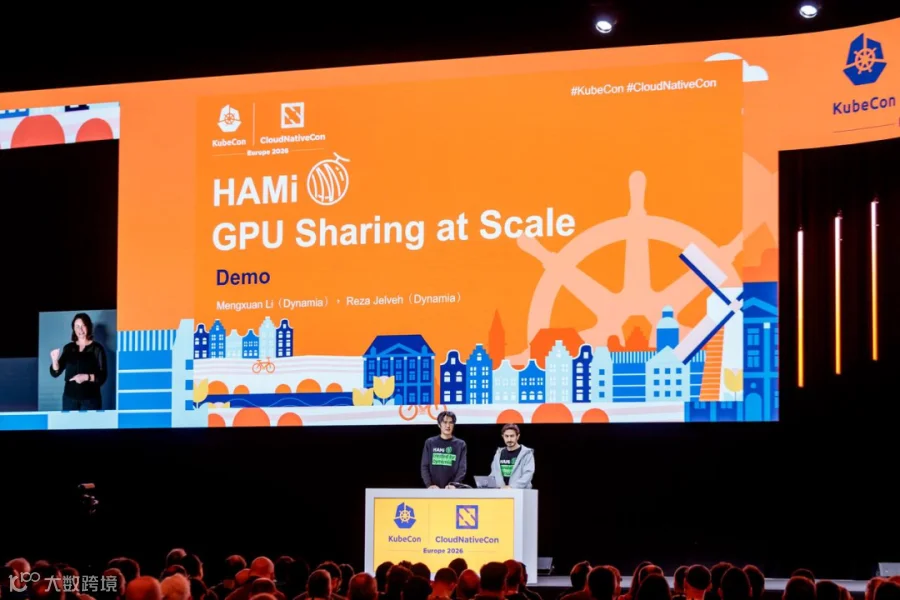 李孟轩和 Reza Jelveh 在 KubeCon EU Keynote Live Demo（13000+ 参会人现场）