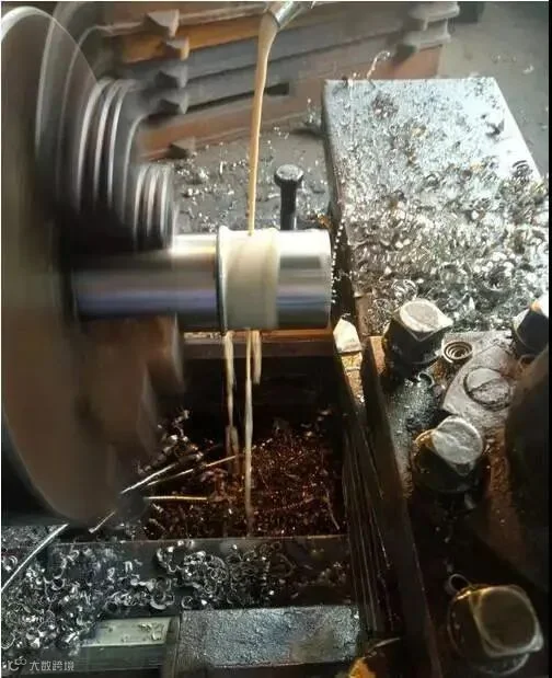 普通车床上切屑液到处飞溅怎么办?云机教你小妙招