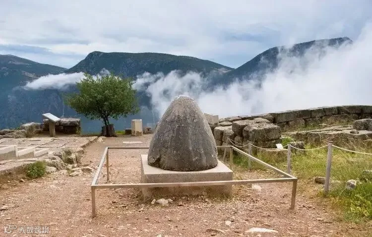 The omphalos of Delphi - the navel stone - theDelphiGuide.com