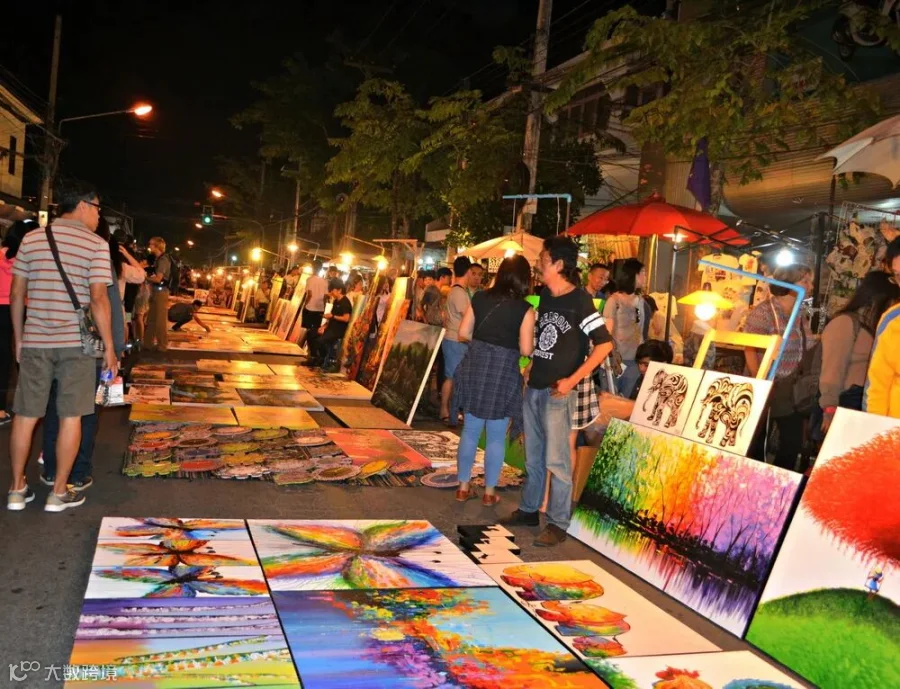 Chill and Shopping at Sunday walking street CHiang Mai