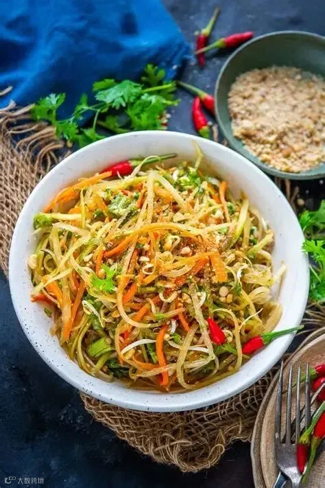 Easy Thai Green Papaya Salad Recipe (Som Tam) + Video