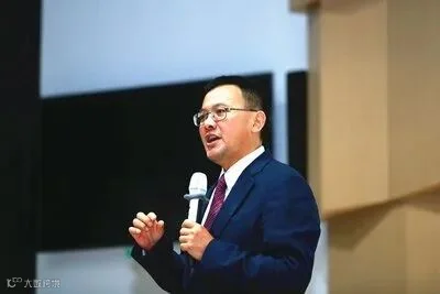 高能环境&东方雨虹董事长李卫国先生发表演讲 高能环境&东方雨虹董事长李卫国先生发表演讲